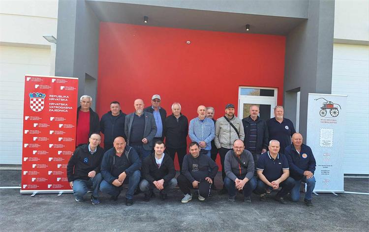 Slika /slike/4. susret kolekcionara sudionici.jpeg